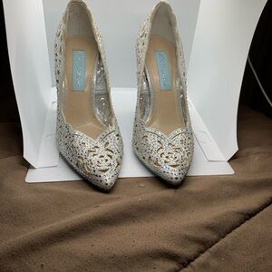 Elegant Silver Lace Women's Shoes Betsy Johnson